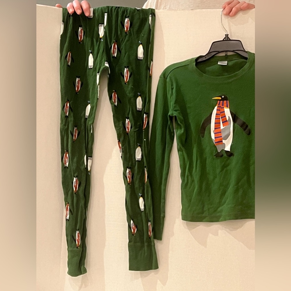 Boys GAP PENGUIN print size 12 pajamas. Excellent condition.